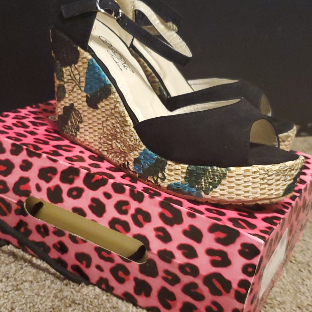 Shoes - Picture 2 of 4